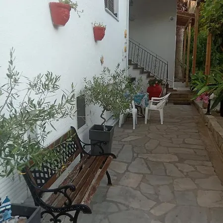 Lägenhetshotell Vangeli's Garden House